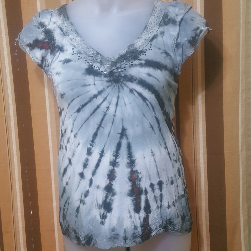 Tagless wonder size Large tie die blouse